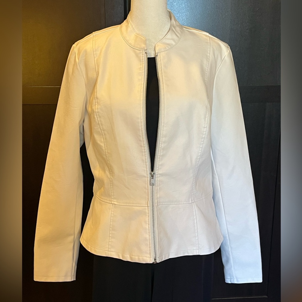 Vegan leather peplum jacket. Front zipper, stand-up collar. White. Size M